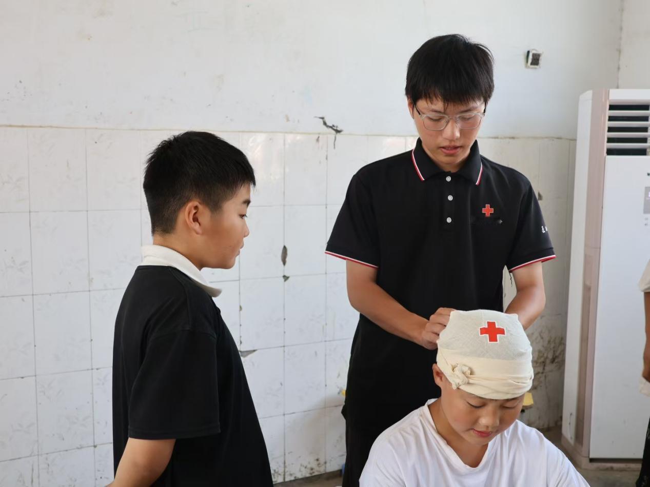 「医路郑好」赴高庄，多彩课堂伴童行🌱

2026暑期，郑州大学红十字会“医路郑好”16名志愿者前往商丘睢县高庄小学，开展四周乡村支教🏫。队伍提前备课磨课、完成岗前筹备，为二至六年级百余位学生带来多元特色课程，暖心教学收获一致认可💛。

🤖科创趣味课堂｜科技融合美育，小朋友超爱
无人 ​