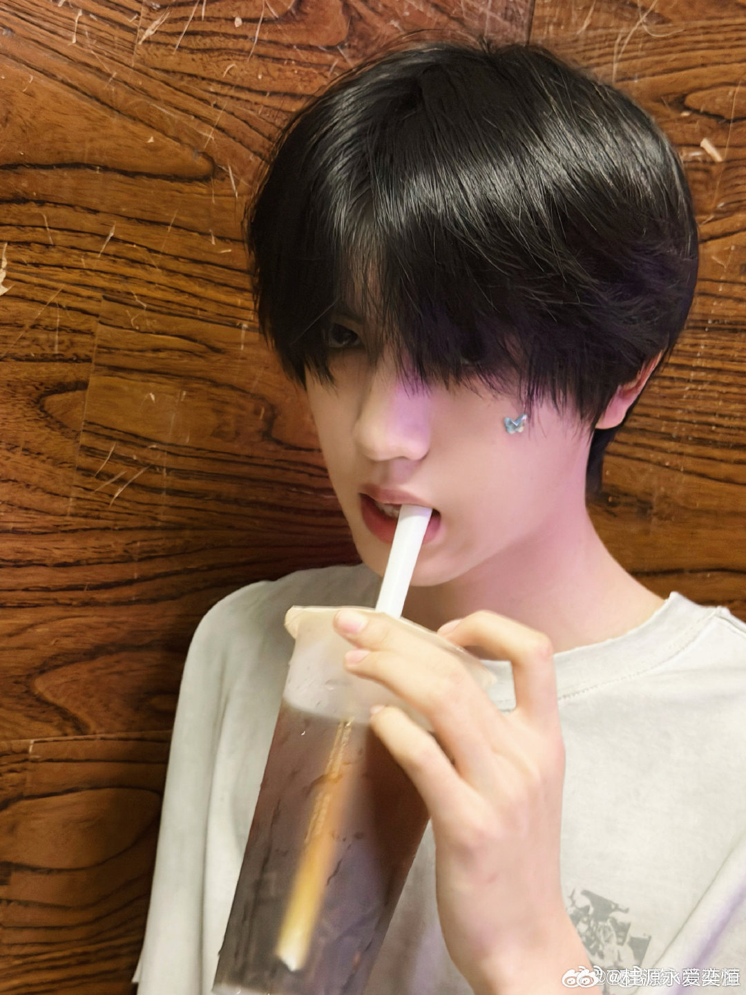 #张桂源[超话]# 闭上眼许愿真爱降临，就发现你在我身边
​