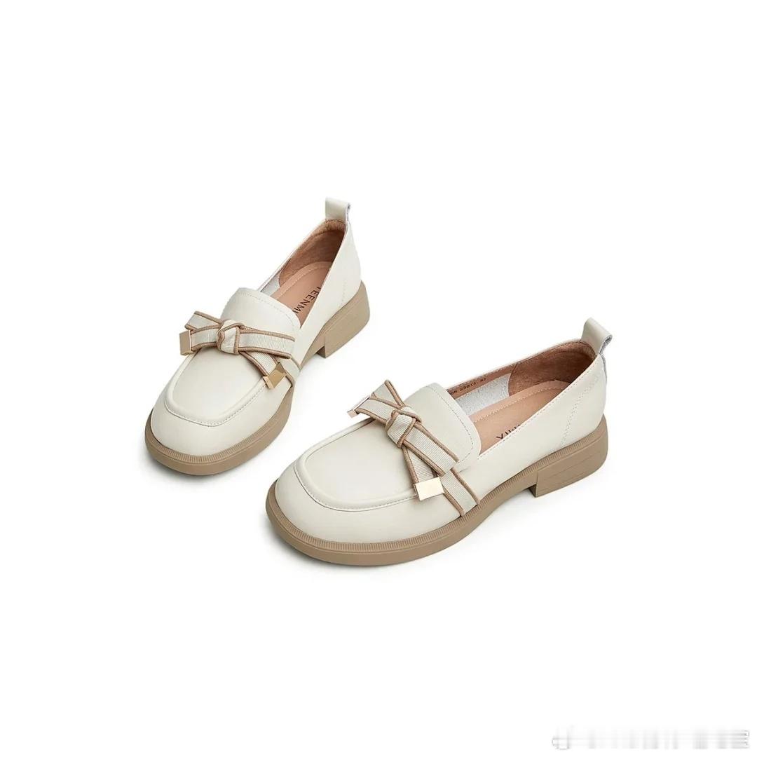 《春劫与珊瑚》——已完成的小本自序
                          为文：史聪珊（孔竺珺）
怀揣着春意，走进菏开的池塘。光亮里，是漫步海潮的希冀。婴儿脸的肉呼呼，实际某年几岁的般若，是我年少的步堪。花撵啊，一步一步，春江花月夜，花瓣。
向前走着，第一步是《春桃花》呀。致敬九月教师节的“桃 ​
