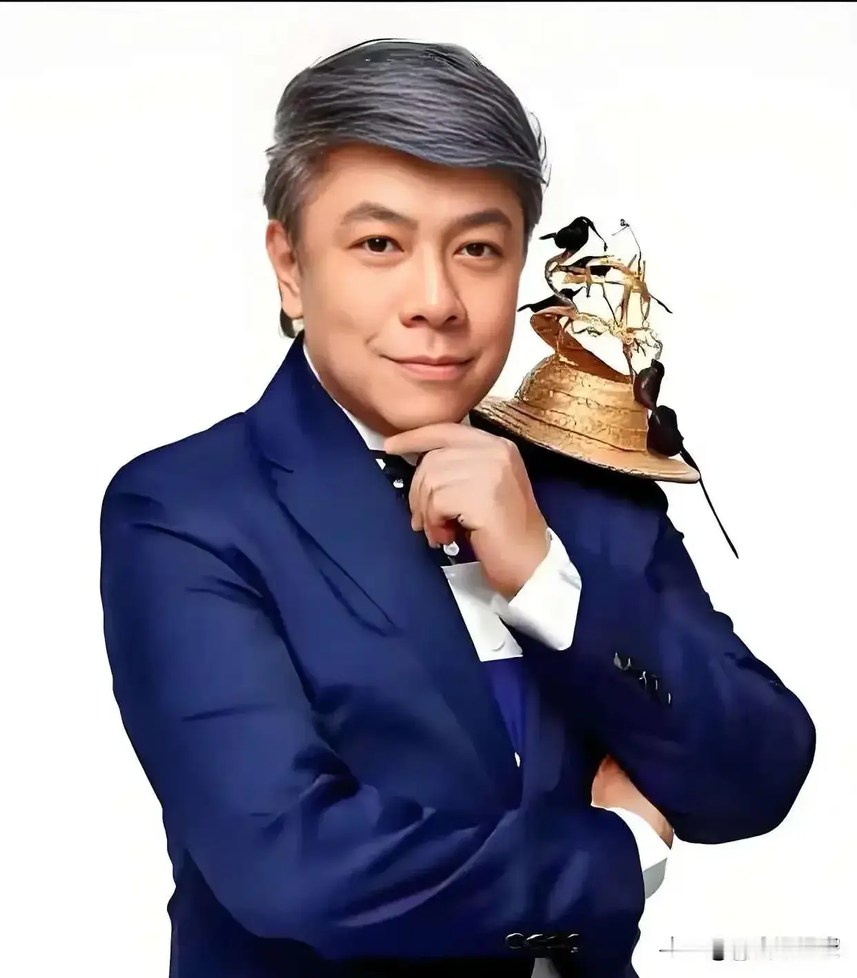 蔡康永押注沈伯洋图什么？扒一扒绿营能给他的三样东西


蔡康永清空微博、给沈伯洋站台，这笔账光看损失是算不通的。综艺酬劳、百万销量的书、车企代言、几千万粉丝的微博，说不要就不要了？他又不傻。赔本的买卖没人做，他敢这么干，是因为绿营手里有他现在更想要的东西。

第一样，岛内文化圈的位置。蔡康永在大陆的