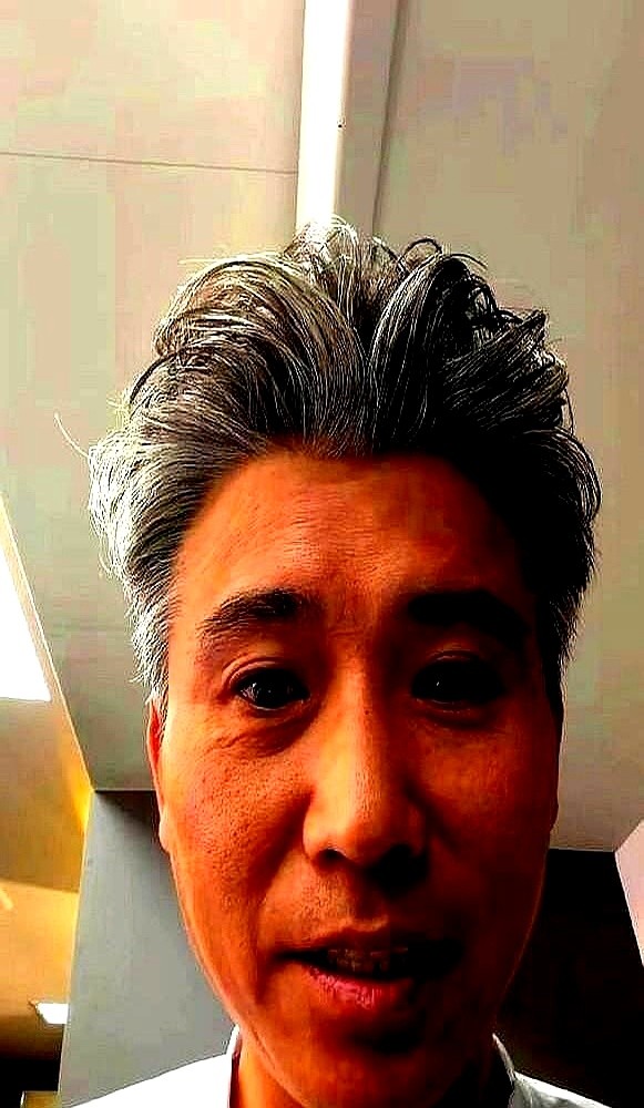 陈赫攒了个酒局，几杯下肚，直接把从来不上综艺的李乃文给“忽悠”到了《五哈》剧组。

这位老戏骨以前可是出了名的难请，团队把关严得要命，生怕综艺毁了演技派的招牌。结果陈赫干脆绕开经纪人，直接找本人套近乎。李乃文抹不开面子，硬着头皮去了。

谁能想到，五十多岁的人在镜头前素着颜，玩游戏手脚笨拙，一紧张还