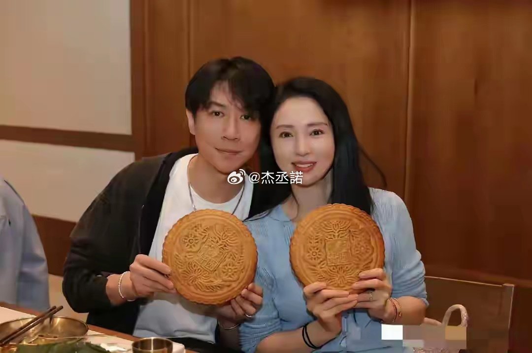 董璇张维伊合照，男的比董璇小九岁，说实话真没看出来是姐弟恋，感觉像同龄人 ​