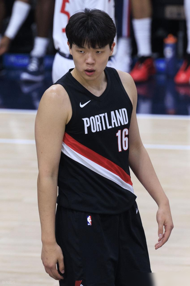 杨瀚森在开拓者替补打了21分钟，8中6拿13分4板4助攻，0犯规，正负值+19，三分都有。
伦敦雄狮那帮人根本对不上他。挡拆顺下、快下暴扣、高位发牌，全活儿。跟莫兰特几个回合的传切，跑得明明白白。
随队记者直接说判若两人，战术意图全听懂，更衣室里跟队友聊天没障碍。主教练赛后拿他当进攻轴心夸，这待