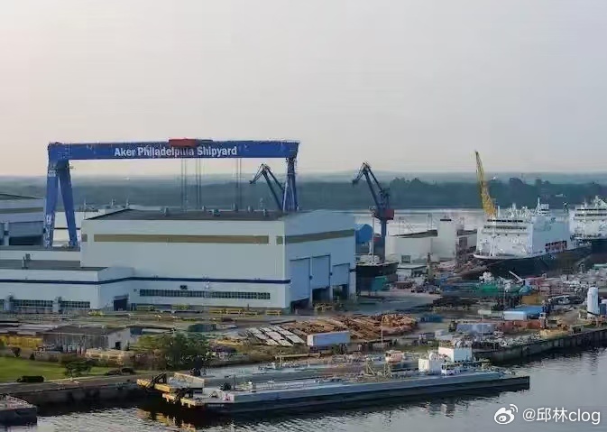 占全球份额仅0.1%，美国造船业的尴尬依靠韩国就能改变吗？
邱 林
二战后，美国造船业曾经是世界霸主，如今美国在全球造船市场的份额却萎缩到了0.1%。有媒体做了一个统计，2025年10月至2026年9月这一年中，中国建造了717艘商船，而美国只建造了1艘。面对如此悬殊的差距，美国目前把“重振造船业”的希望 ​