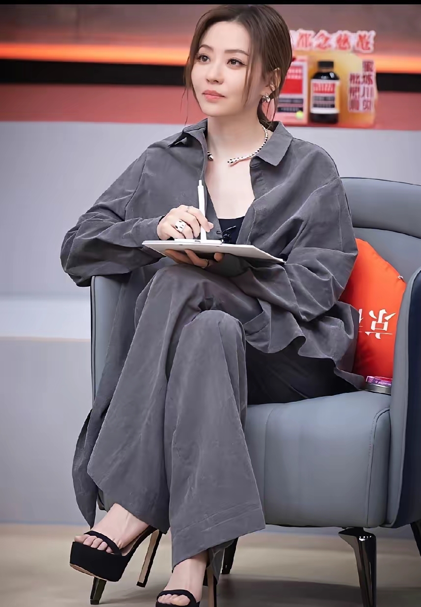 张靓颖灰色套装出圈！松弛大女主穿搭氛围感拉满