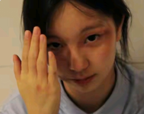 校园最可怕的伤害，看不见摸不着
 
很多人以为校园霸凌，只是孩子之间打打闹闹、开个玩笑。真正经历过的人才懂，那是一段藏在青春里抹不掉的阴影。
 
霸凌不止是动手打人。当众嘲讽、孤立排挤、背后造谣、故意损坏东西，悄悄起难听的外号，这些看不见的伤害，同样伤人很深。施暴者觉得只是一场玩乐，随口一句玩笑，可