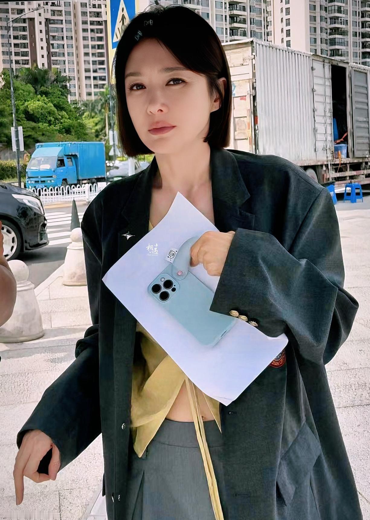 47岁的秦岚和魏大勋拉扯了快四年，外界隔三差五就催婚一次，可她显然没打算走进围城。
从当年合作拍戏擦出火花，到三亚度假、雨夜挽手，甚至双方父母早就见过了，该走的恋爱流程一个没落。
外人看着是万事俱备，偏偏就在领证生娃这道坎上卡得死死的。
说白了，男方家境优渥又是传统独生子，到了年纪想要家庭、想