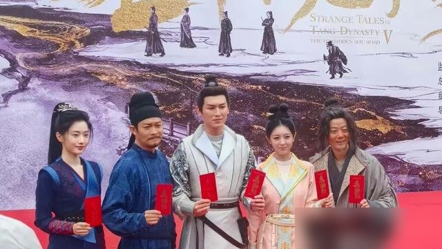 杨志刚放话了，唐诡系列总集数要干翻《乡村爱情》，光五六季就塞了80集，三星堆都给你写进去。
今天《唐朝诡事录之蜀道》在剑门关开机，原班人马一个没跑，杨旭文、杨志刚全回来了。杨志刚现场撂了句狠话：播出之日，就是破万之时。
杨旭文这边也没闲着，《天行九歌之举世无双》刚杀青不到二十天，人就进组了。去年