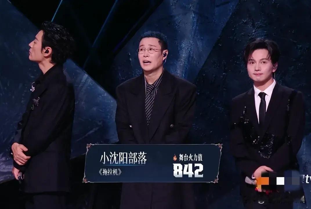 小沈阳9次伸手邀人，9次被拒，
一个人晾在场上时，
是全场最没名气的叶润泽，
第一个朝他走了过去。

可惜，
这个弟弟在二公比赛被淘汰了，
叶润泽819票对陈若轩823票，
就差4票，遗憾暂别舞台。

论实力唱功，
他都不输陈若轩，
可惜，竞技舞台就是这么残酷，
最后还是看人气。

叶润泽是谁？rapper出 ​