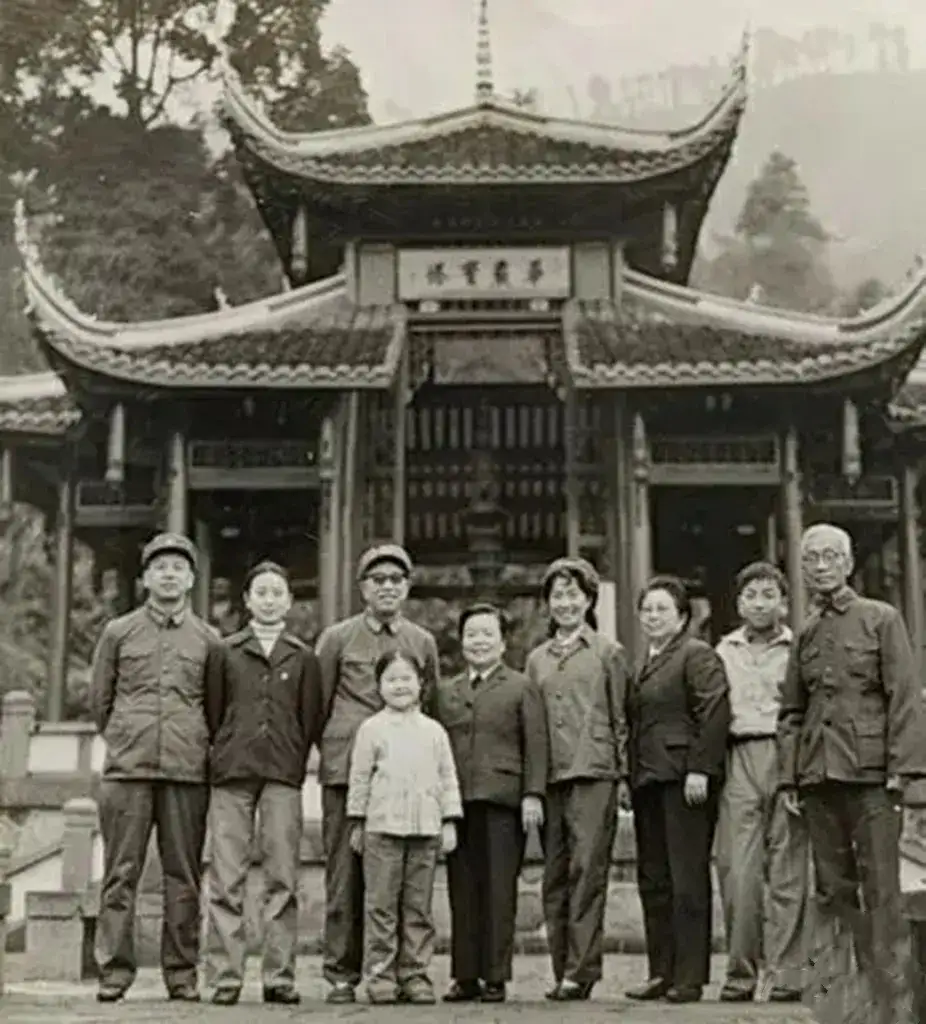 1983年，时任南京军区第一政委郭林祥将军（左三）与夫人周道（左四）儿子郭爱民（