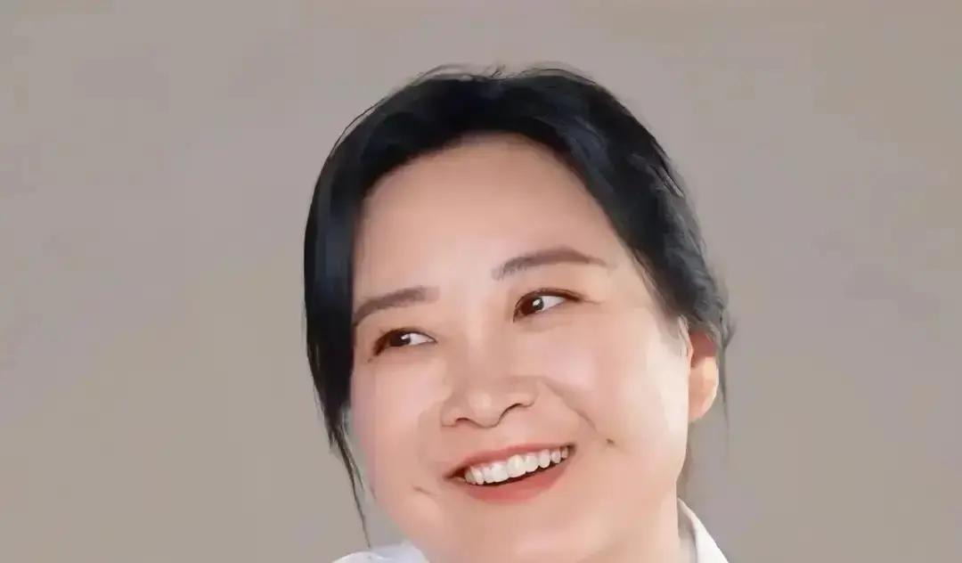 44岁的贾玲一露面，脸又圆回去了，体重也从109斤回到140斤。很多人以为网上会开嘲，结果评论区反倒一片支持
更让人意外的是，她还把大碗娱乐的公司职务卸了，连经纪业务也一起停了。前几年她靠《你好，李焕英》《热辣滚烫》把自己推到顶上，身材也跟着电影一起拼命掉秤，现在戏拍完了，人也不再硬扛了
看着挺解气