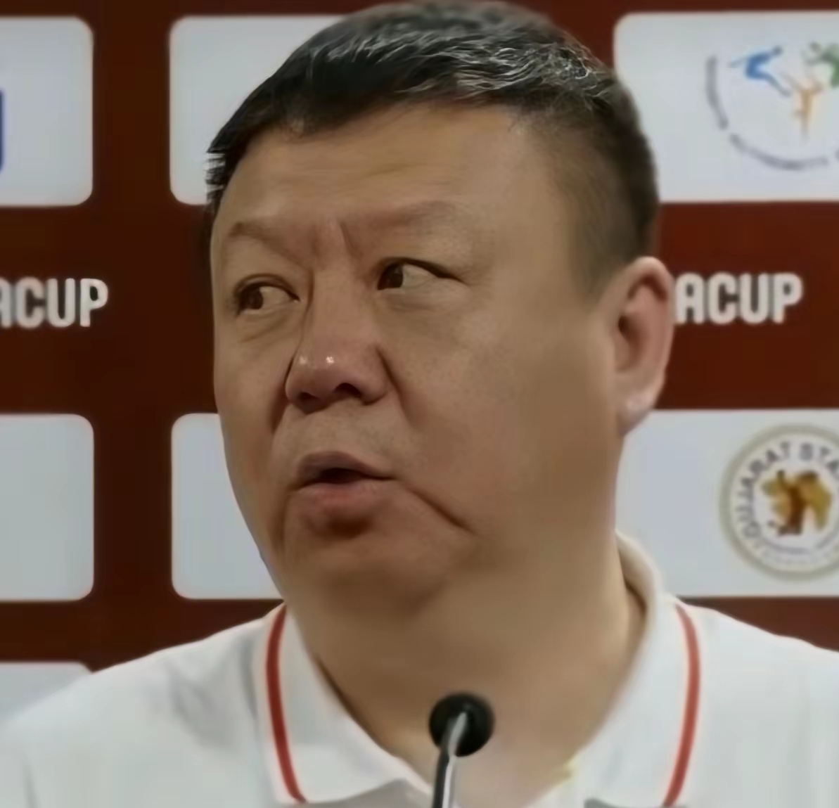 中国U18男篮主帅王建军谈错失冠军！
此次中国U18男篮在冠军战中，遗憾不敌澳大利亚，错失冠军。
王建军赛后吐槽，此战，我们并非没有机会，在关键时刻，在我们追分的时候，裁判把希望掐灭了。
确实，本场比赛，我们犯规29次，澳大利亚17次，关键时刻张智淳的上篮被明显侵犯，裁判反而给了争球，替补席抗议的结
