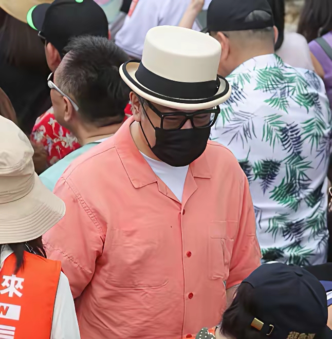 【可以不说话，但不可以两头赌】

蔡康永参加沈伯洋选举造势活动目的就是为了讨好民进党当局，为“台独”势力站台。但在蔡康永为沈伯洋选举造势的过程中，全程都戴着口罩，仿佛犹抱琵琶半遮面。

作为海峡对岸的艺人，蔡康永如果能够公开拥护祖国统一固然是我们所期待的。即使做不到有勇气公开拥护祖国统一，至少不要参