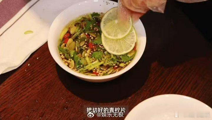 #姚琛用上了关晓彤同款蘸料# 关晓彤的蘸料威力太大了，直接“硬控”了姚琛的减脂餐！看着姚琛吃得那么香，晓彤在评论区像大姐姐一样叮嘱，这种氛围感真的太治愈了。 ​