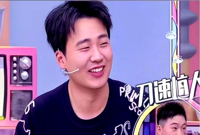 郭麒麟上节目差点被小S问懵，全靠旁边那个男人疯狂护驾。

小S火力全开，问小时候没赚钱咋生活？郭麒麟刚说靠压岁钱，烧饼直接补刀“一年收十来万”。问相声演员咋都变胖？烧饼自黑“好吃懒做，只动嘴身体不用动”。

连吃火锅和痛风的梗，烧饼都能无缝衔接。郭麒麟明显反应不及，全靠烧饼句句化解，甚至还能抛出“德