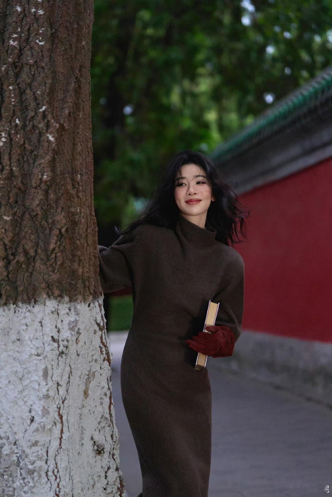 #‍杨紫玉兰花开君再来#yz#杨紫董竹君# 
美美美，杨紫生活照来了[么么哒][么么哒][么么哒] ​