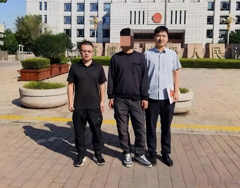 山东淄博，一桩 "捉奸收钱" 的案子，翻盘了。

男子捉奸在床，收下情夫 2.5 万元 "补偿"，结果被以“敲诈勒索”判了 6 个月 —— 后来又再审“改判无罪”。

老欧就问你一句：捉奸现场要补偿，到底是 "该给的"，还是 "敲诈"？

现在这男子反过来告了：向法院申请“423 万余元国家赔偿"，还要"消除影响 ​