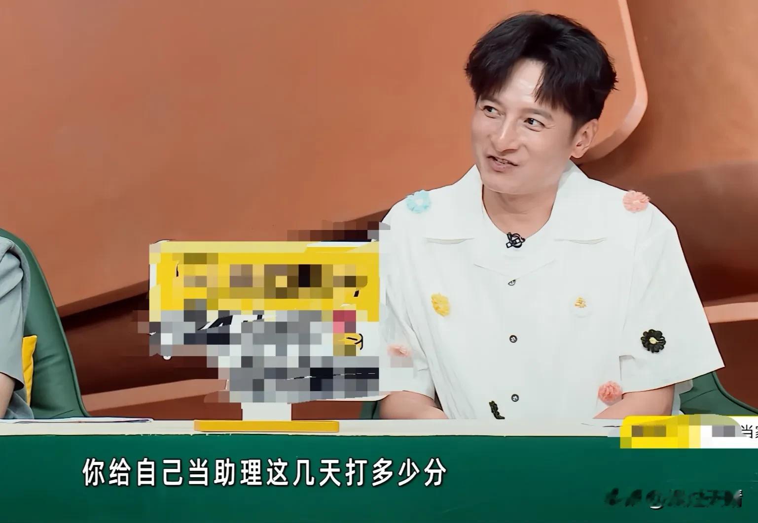 晓露给房主任当了几天助理后，李维嘉问她：“你给自己打多少分？”晓露：“85分。”倪萍：“反正她这个助理给我，我马上就给她开了。”李维嘉：“为啥呢？”

倪萍：“人在一起不能甩脸子，老板不应该给员工甩脸子，员工也不应该给老板甩脸子。”

倪萍其实从之前看到晓露和房主任发脾气的时候，她心里就对晓露很不满