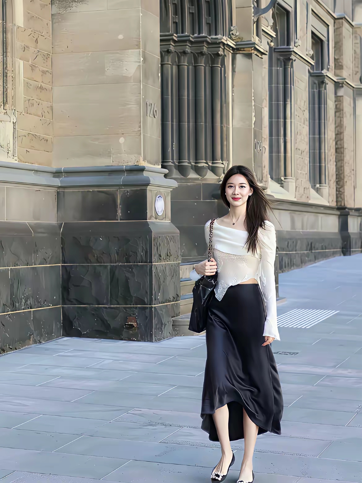 水晶帘不下，云母屏开，冷浸佳人淡脂粉