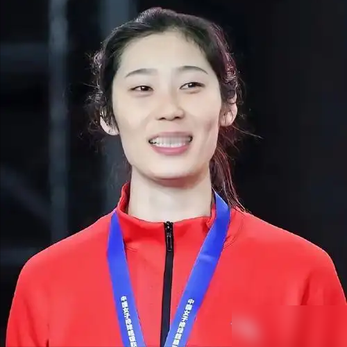 朱婷最新表态：没考虑过再回中国女排国家队！
郎平卸任后，女排早就换了整套打法。
过去是全围绕朱婷打造的单核体系，现在改成高快结合，35%以上进攻都靠李盈莹，核心早就换了。
朱婷手腕旧伤没好，体能扛不住国家队高强度集训比赛。就算去年奥运归队，也只是关键时刻补经验的角色，和当年一锤定音的地位天差地