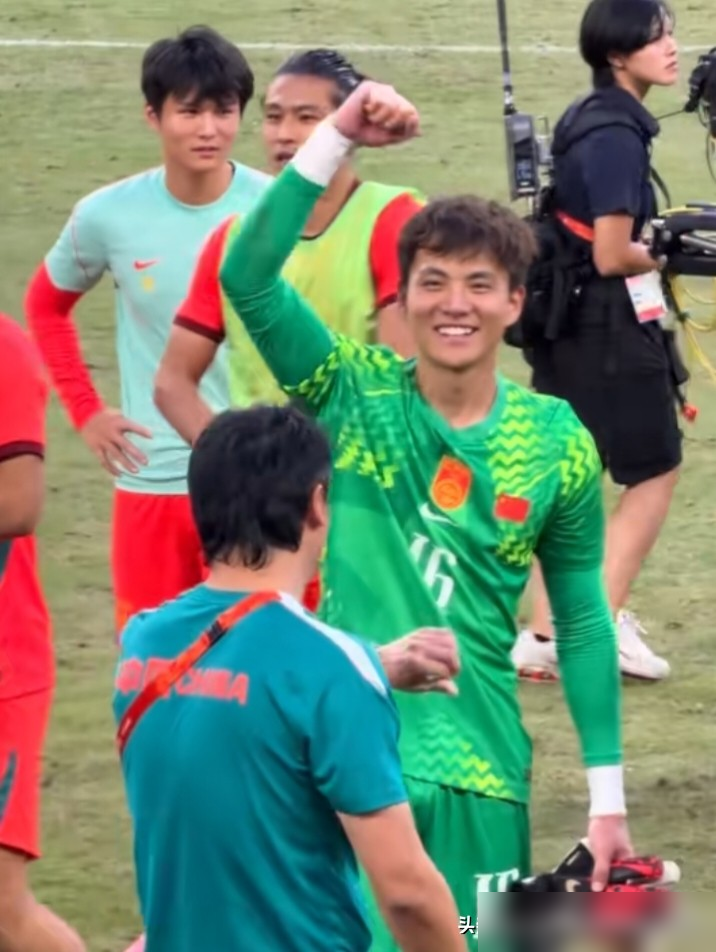 李昊扑点前对着罚球手笑，手里水瓶上贴满小抄，五轮猜对四次方向。
10月3日亚运铜牌战，这视频刷爆了。
1992年亚洲杯，傅玉斌扑出点球自己上去罚进，季军到手。那会儿门将还没这么玩心理战的，纯靠狠劲和腰腹。
李昊不一样，1米87的身高不占优，但爆发力离谱。青训踢过中场，脚下能出球，出击跟后卫似的