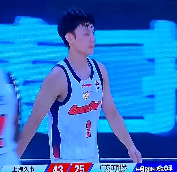 徐杰依然是让上海球迷久久不能忘却的痛，哪怕全场被“晚安”声浪围剿搞心态，徐杰照样交出硬核表现！
 

反倒是坐在解说席上的杨鸣炸了场，锐评广东队半场落后24分“非常不可思议，让人无地自容”，顺带还拉出深圳大比分惨败北京的旧账来补刀！
 

这话一出口，直播间弹幕直接炸裂。
 

很多人急着翻旧账去怼