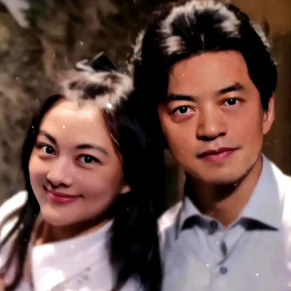 夫妻综艺一季报价千万起步，李健只回了四个字：不去，没必要。

看看现在，秦海璐、陈建斌都在真人秀扎堆。这钱太好挣，千万打底，热搜随便上，商务直接翻倍。但李健多年来连妻子孟小蓓正脸都极少露。最近他发了张合照，孟小蓓素颜出镜，评论区全在感慨“这才是过日子”。

他的逻辑很直白：“我是唱歌的，不是演生活的