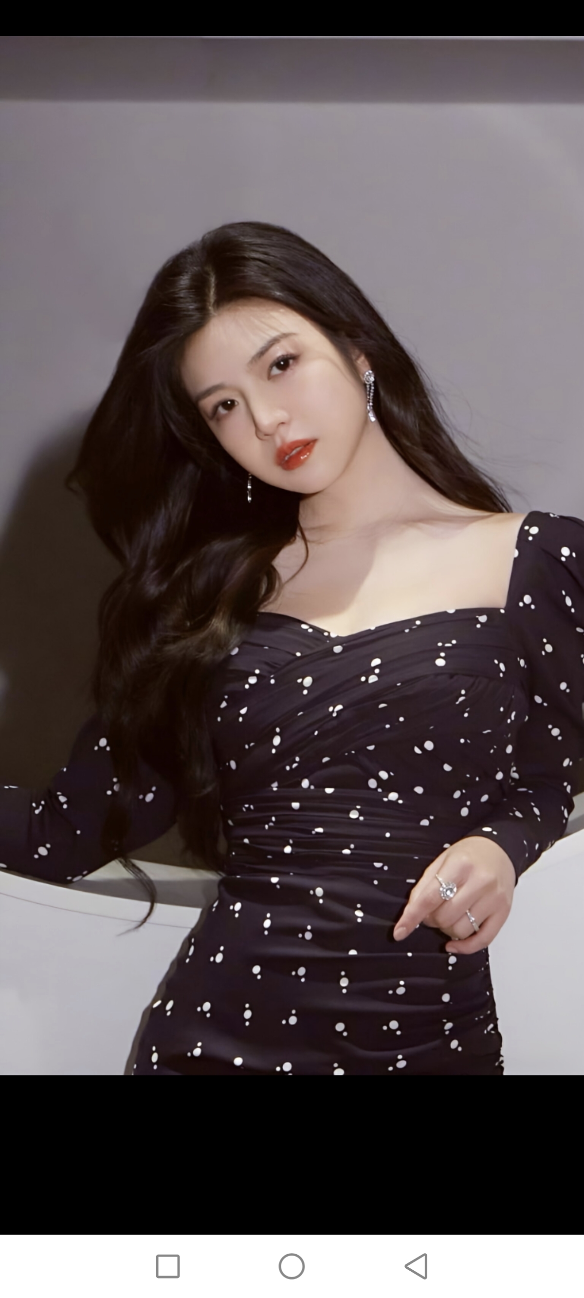 陈妍希她离婚一年半了，陈妍希终于坦言:我不后悔结婚，但再也不想结婚了。………………………………………………
时隔一年半，结束九年婚姻的陈妍希，第一次坦然直面过往。 
没有不甘的控诉，没有意难平的怨怼，褪去所有舆论喧嚣，她在节目里轻轻道出心里话，温柔却清醒，瞬间戳中无数成年人的软肋:婚姻有遗憾，但我从