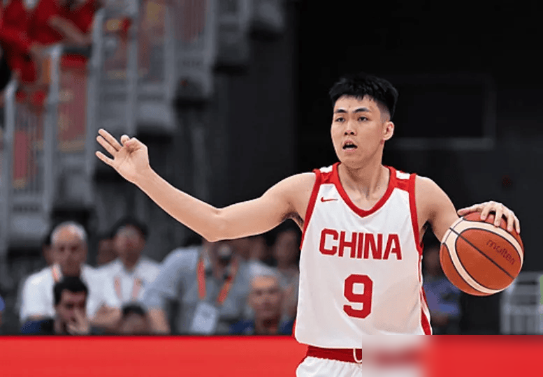 1米83小个子进男篮国家队，把老大哥都圈粉了！
庞峥麟去年CBA常规赛打了36场，场均出场31.4分钟，砍下16.6分送出5.3助攻。得分排联盟第23，助攻排第11，数据够硬。
不光拿了年度最佳星锐，还蝉联月度星锐，进了全明星，入选国内球员最佳阵容一阵。
老大哥王俊杰受访说，俩人从陌生到同队，
