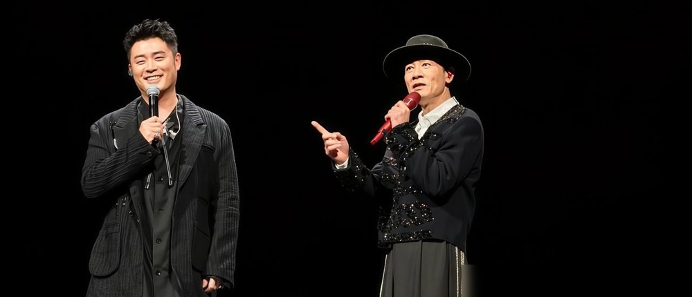 把脾气极硬的陈小春处成对门兄弟，陈赫是真绝。
当年陈小春一家迁往上海，两眼一抹黑，陈赫直接上手包办。挑房子、选学校、张罗接风局，忙前忙后，顺手还把人安顿成了自家对门。
两人整整差了16岁，一个冷面硬汉，一个嘻嘻哈哈，愣是处成了神仙邻居。逢年过节卡点庆生，日常串门拍视频，陈赫这社交手腕，圈里真没几