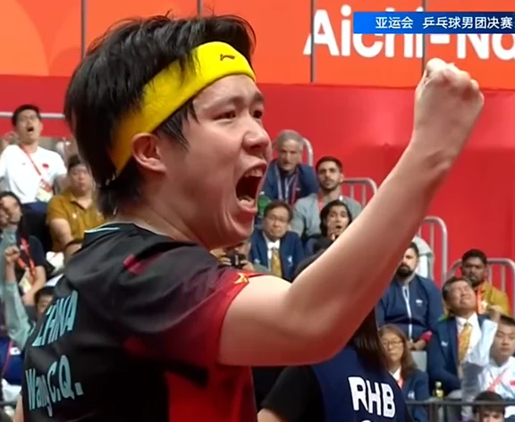 第三局开始坚决发动！王楚钦3-2逆转松岛辉空，中国男团1-0日本！#亚运观赛团
	
2026爱知·名古屋亚运会乒乓球男子团体决赛，中国队VS日本队，第一盘：王楚钦vs松岛辉空。
开局对手打得非常凶狠，就是直接拼对攻，2平后，王楚钦连续丢分导致2-4落后。甚至在相持球，王楚钦打得还非常被动，局中已经3-7落后，从而5-11丢了第一局。这一局对手反手太强势了，王楚钦处于绝对的被动。
	
第二局1平，松岛辉空正反手连续得分，王楚钦还有一个失误，1-4落后。来到中后局，对手连续开长球，王楚钦反手还是无法打出优势，4-8落后。劣势下王楚钦也发长球，再加上反手相持得分，追到6-8。局末王楚钦还是无法反超比分，造成8-11再丢一局。但这两局王楚钦打得太被动，基本上都是对手先发动。
	
第三局王楚钦打得更加主动，正反手都在压制对手，再加上发球的克制，4-0领先。即便对手发球轮连丢2分，但王楚钦自己发球轮还是可以稳住，5-2领先。来到局中王楚钦适应了发球，两个接发直接得分，稳住7-3领先。可惜中后局...