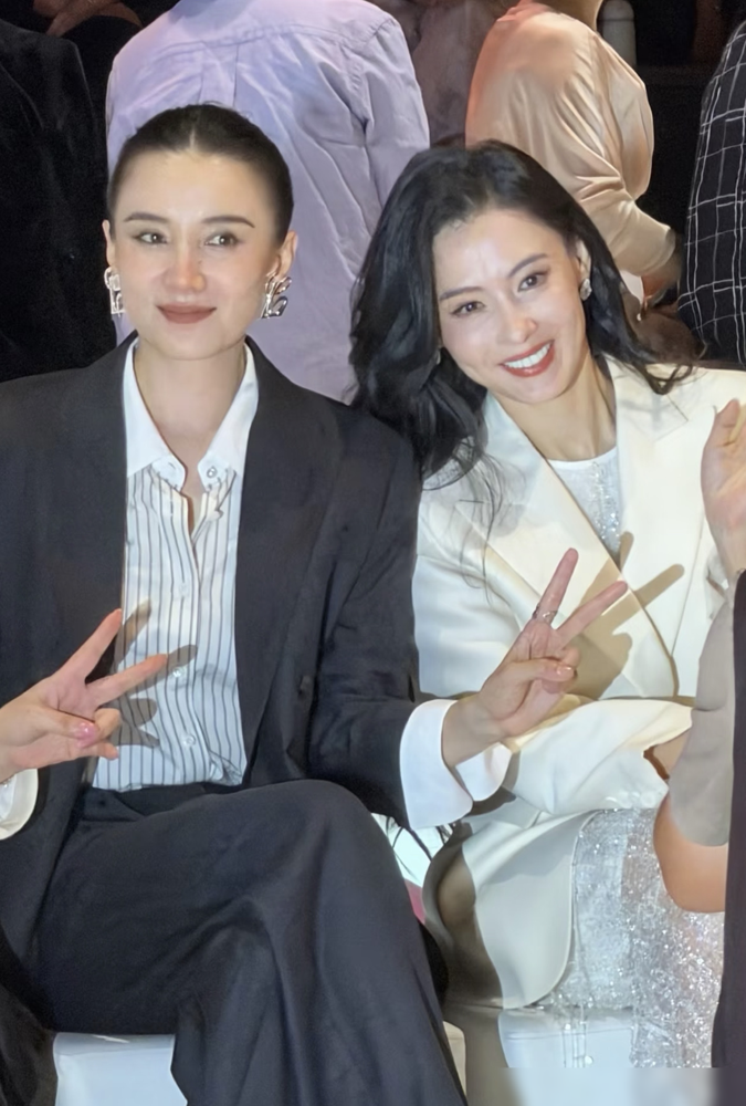 宋佳状态碾压张柏芝的秘诀你绝对想不到！
最近公开活动的生图流出来，俩人同框比美，张柏芝脸上已经有明显的细纹松垮，宋佳整张脸紧绷透亮，零瑕疵的状态直接赢了一大截。
她自己在采访里直接说，从来没搞过复杂的保养工序，甚至提倡平时能少洗脸就少洗脸，几乎不泡健身房。
大半好皮肤是亲妈给的遗传，天大的事都