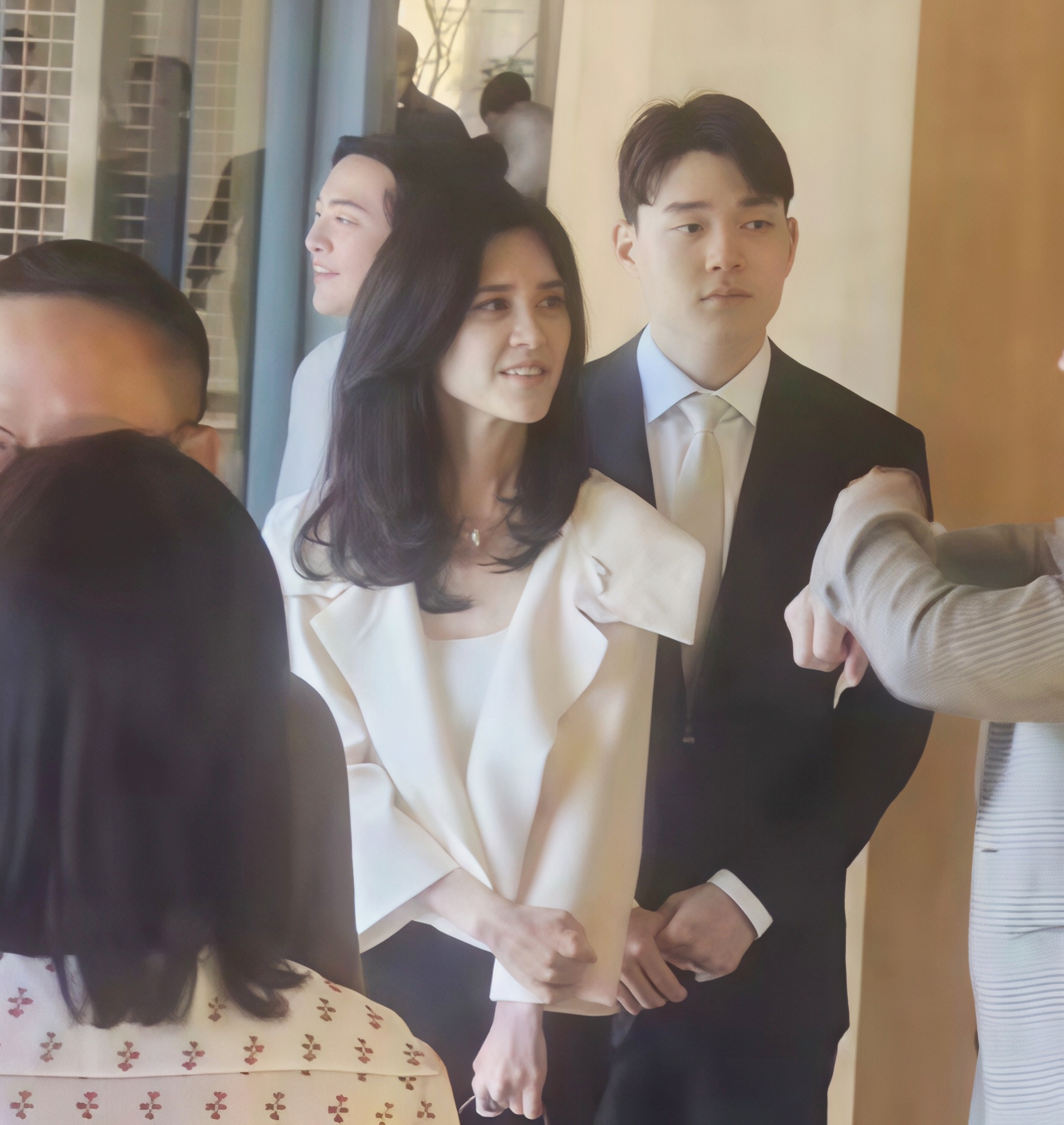 三星长公主李富真和19岁儿子一起参加首尔艺术周开幕活动。她都已经56岁了，状态看起来超好，皮肤很白，气质出众，穿衣打扮时尚又贵气，又美又飒！
她的儿子穿着一身西服，一直跟在她的身后，每遇见一位大人物，她都会把儿子介绍给他们认识，提前为儿子搭建人脉资源！
儿子没有遗传到李富真的美貌，颜值很一般。虽然他