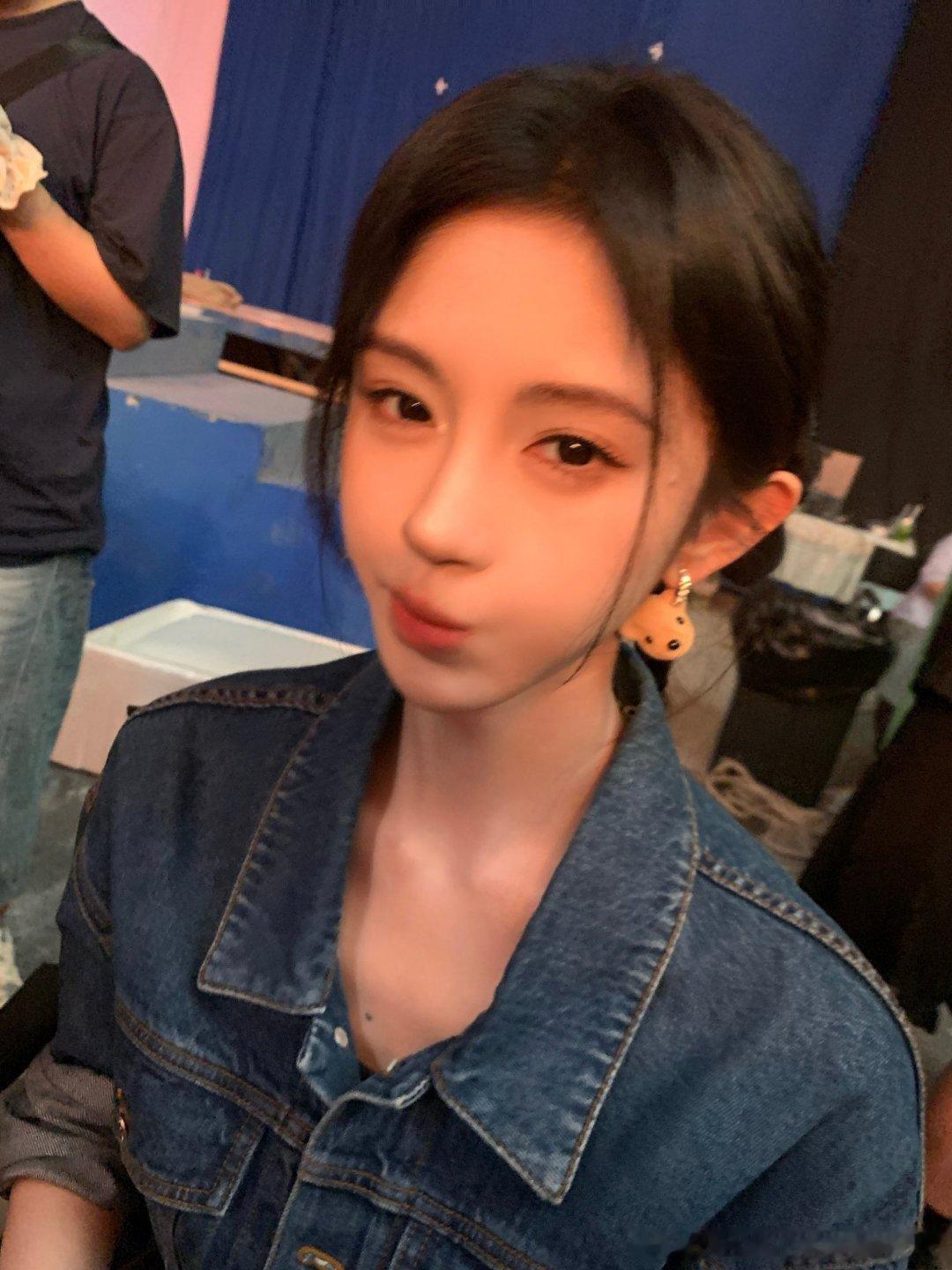 jjy#鞠婧祎来战# jjy#鞠婧祎阿黛#

“少女于枷锁之中歌唱 被神明眷顾 冲破被人们编织的枷锁 带来黎明前的曙光 玫瑰将为她盛放”

​