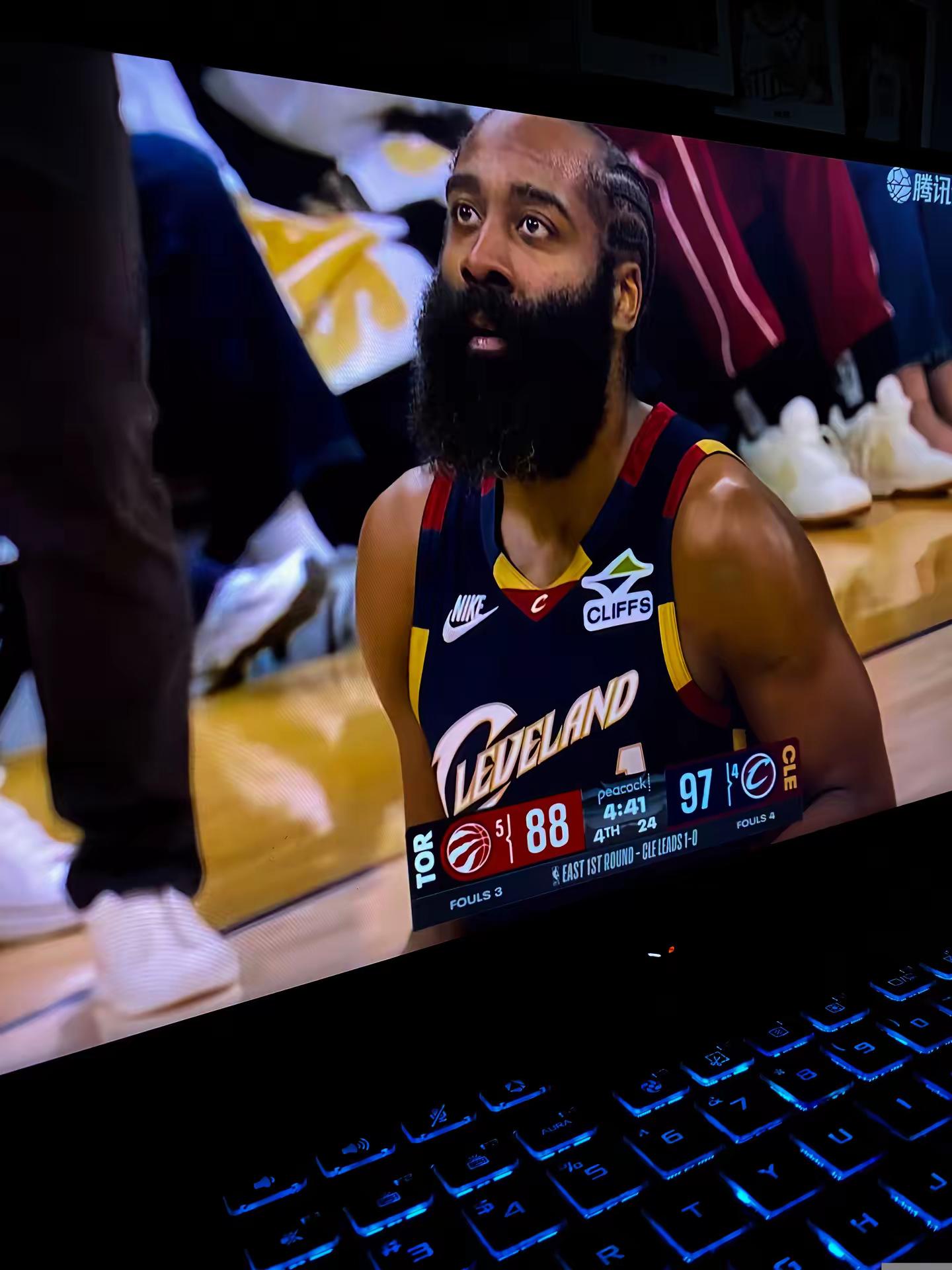 骑士三人得分20+轻松拿下猛龙，将大比分改写为2:0，以骑士米切尔哈登...