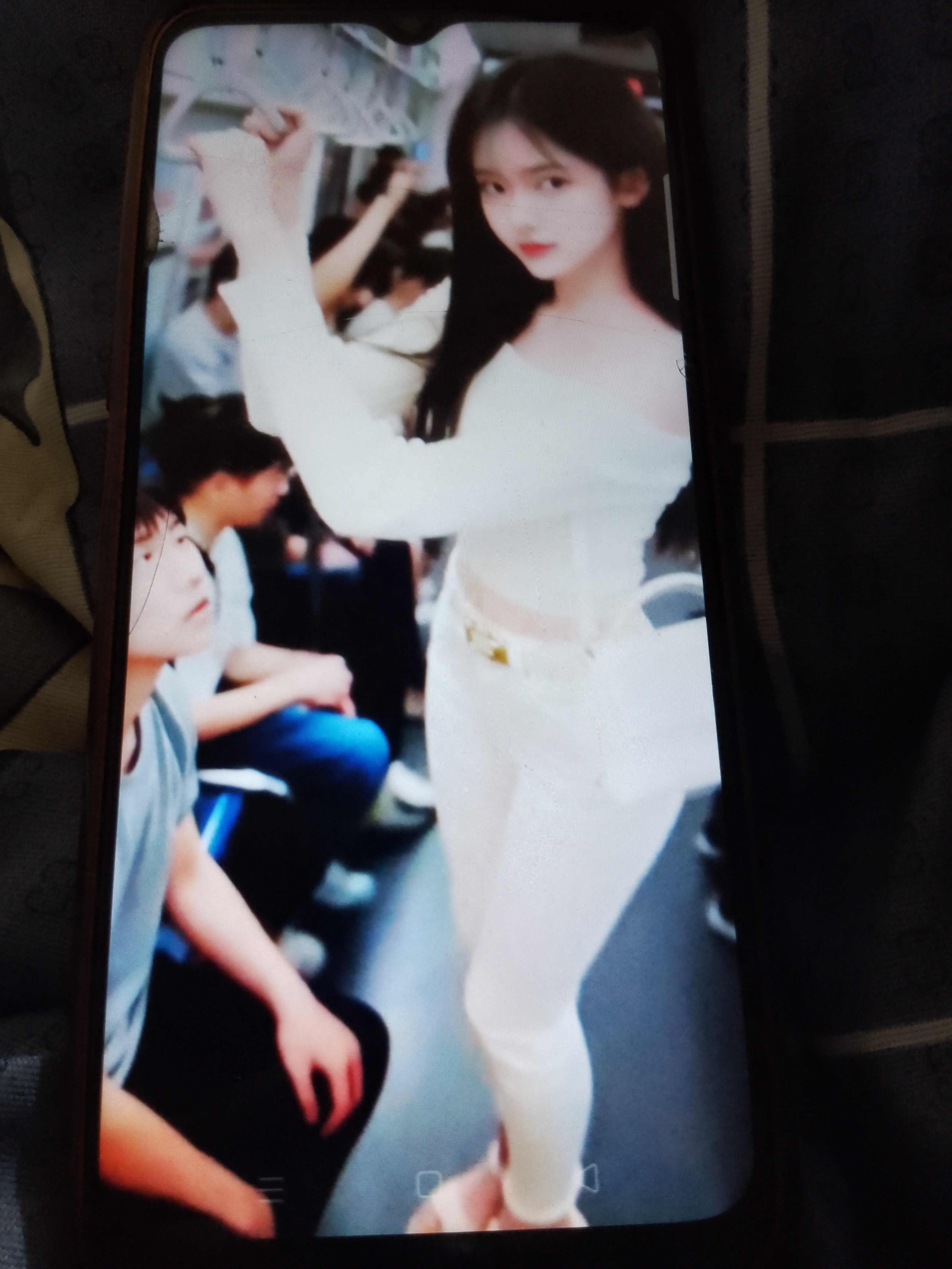 地铁里的美女好漂亮呀！