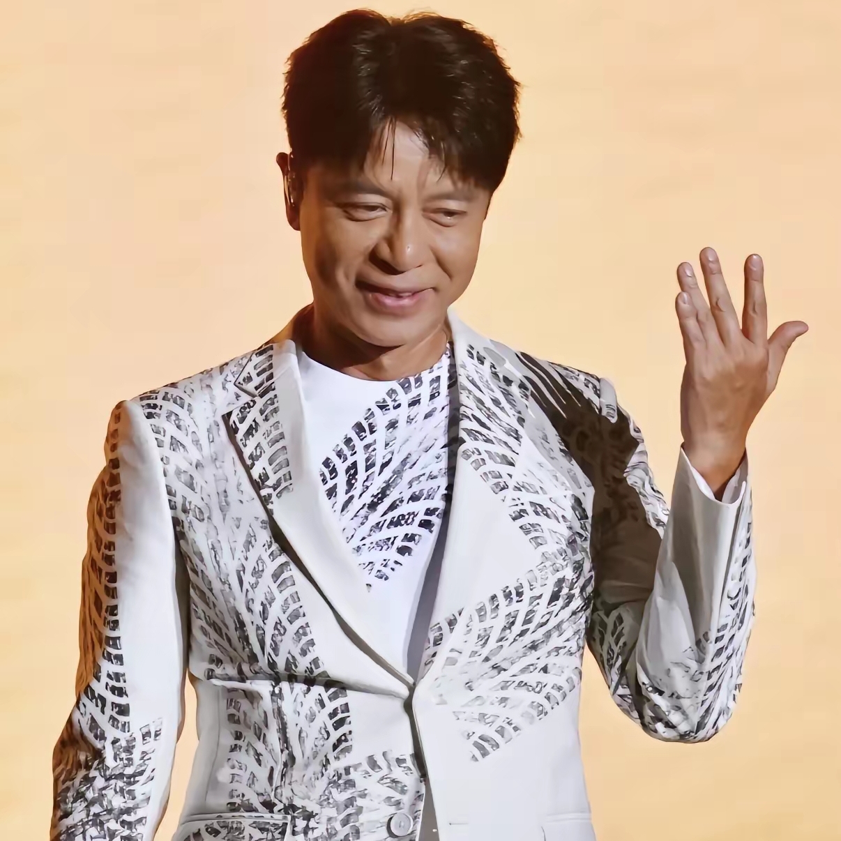 世界真像个巨大的草台班子，
包头这场演唱会
直接上演意外名场面。李克勤受行程延误影响迟到两小时，主办方紧急找来侯浪救场。

        他本来只是到场看演出的草根歌手，没有彩排、没有提词器，也没精心打扮，临时登台一口气唱了近二十首歌稳住全场。

       很多人感叹这是天降机遇，但我觉得机会