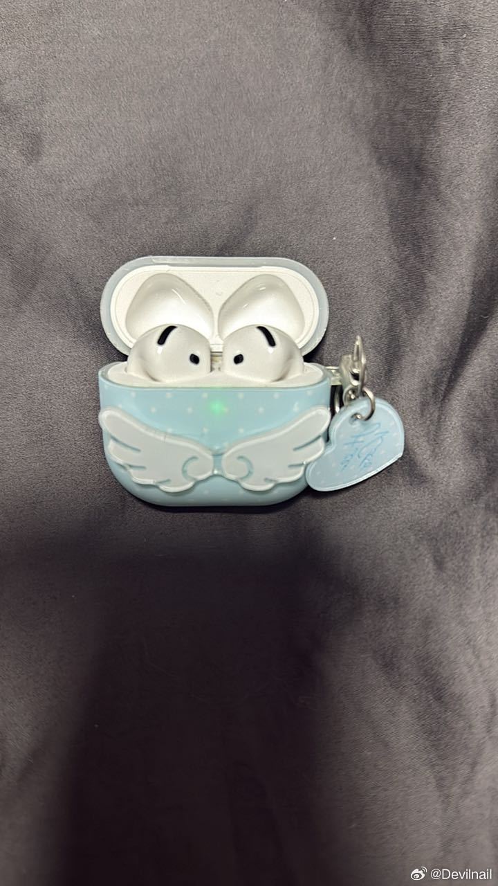 #荣耀茶话会[超话]#  有没有老婆想收苹果AirPods4，我之前以为丢了重新买了耳机结果又找到了[捂嘴哭]，现在有两个用不上，6月份买的没过保很新，送耳机壳（蓝色的 ​