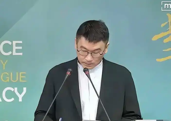 特朗普在仪式上公开提到，第二次世界大战的时候，美国和中国是盟国，当年一起并肩作战，联手抗击法西斯。本来这就是回顾当年共同抗敌的过往，聊的是历史共识。可这话一出，台湾陆委会立刻跳出来接话，急急忙忙抛出一套说辞，声称台湾才是美国的盟友。

很多人听完都觉得离谱！先把道理说清楚：台湾从来不是一个独立的国家