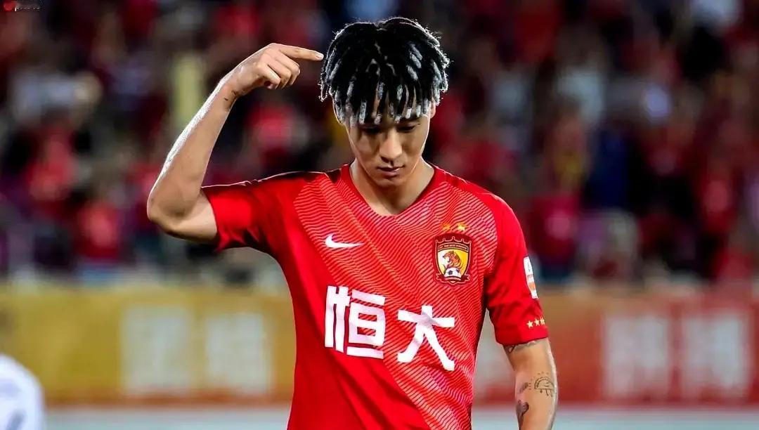 成都蓉城如果这赛季抓不住机会登顶，以后可能连凤凰山的金牌球市都保不住了。
现在外界看着风光，积分榜上咬得死死的，但明眼人都清楚，这几乎是这批主力最后的黄金窗口。
韦世豪、费利佩他们还在当打之年的尾巴上，真要等这批骨干合同到期或者状态下滑，板凳席上坐着的那些年轻人，有几个敢说自己能挑大梁？
根本