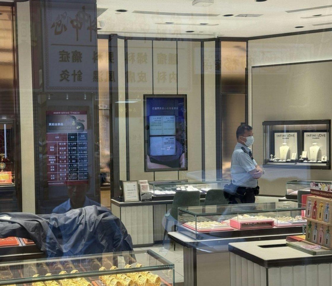 #香港周生生发生珠宝劫案#
香港大埔周生生门店发生财物被抢事件，男子伪装成到店选购首饰的顾客，店员拿出金链供其查看时，对方直接抢过金链夺门逃跑，涉案金链价值约7万港元，目前警方已经介入，正在全力追缉嫌疑人。
 
光天化日之下发生这样的事，还是挺让人意外的。珠宝门店日常接待形形色色的客人 ​