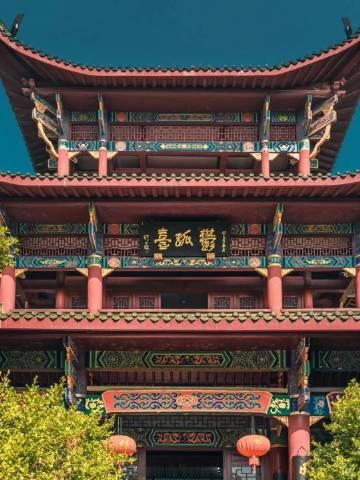 “辛弃疾的鹧鸪飞了八百年，还在台前樟树上做窝”<br />贺兰山顶，三...