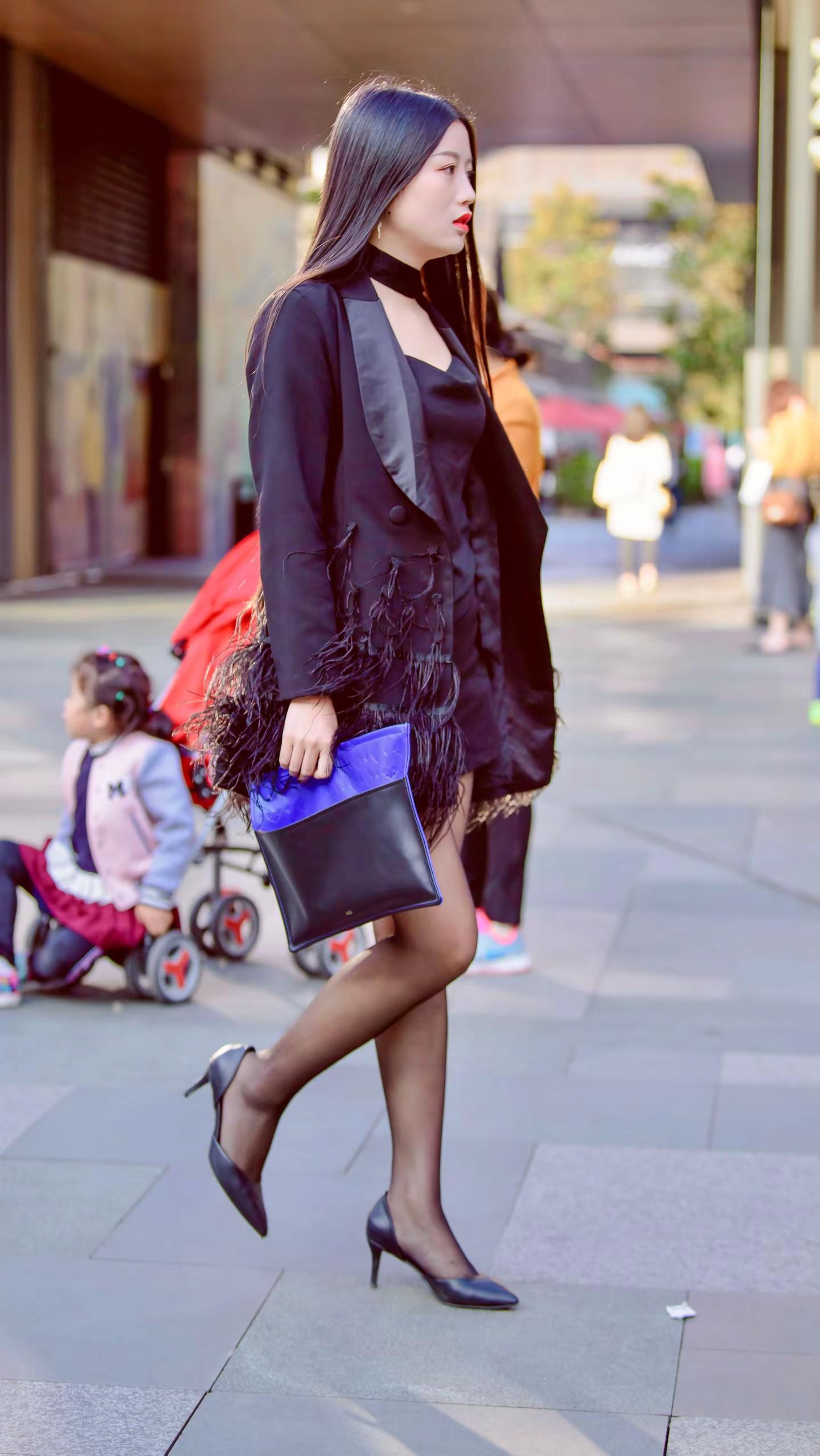 家人们谁懂！抬头被这姐姐杀疯了！全黑吊带+短裤+黑丝，外搭羽毛西装直接...