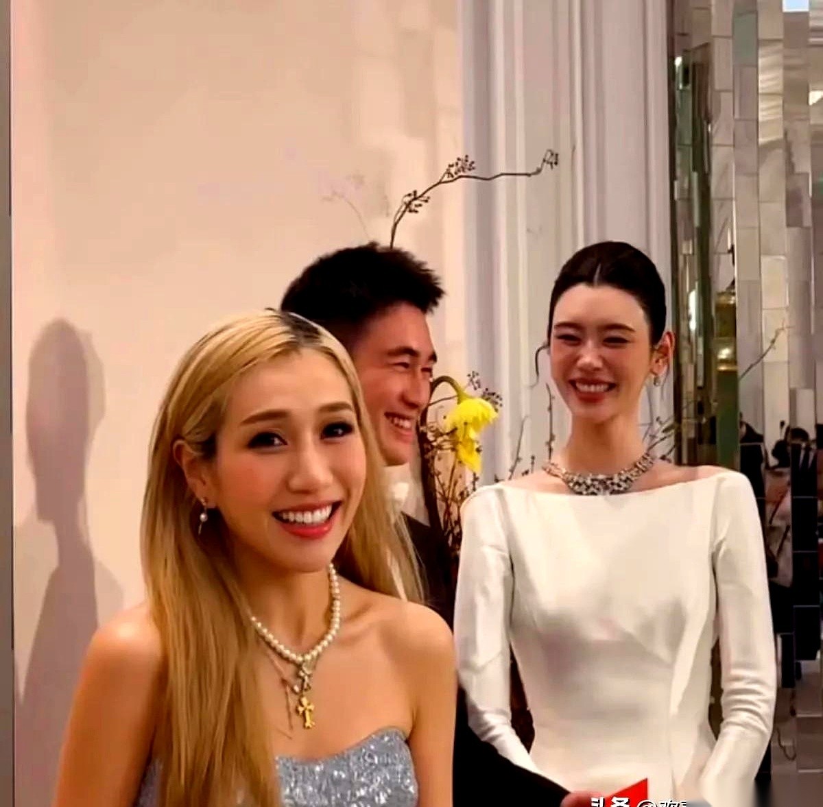 何猷君和奚梦瑶在澳门办答谢宴，媒体镜头扫过去，站在一旁的何超盈笑得眼睛都眯成了缝。
很多人总喜欢盯着豪门里的姑嫂脸色看。但这场宴席上，最得意、笑得最开怀的偏偏就是这位亲大姑子。
原因很简单，这桩婚事从头到尾就是何超盈一手牵的线。
亲姐当红娘，亲手把人领进家门。台上弟弟和弟媳紧紧挨在一起、满脸堆笑，台