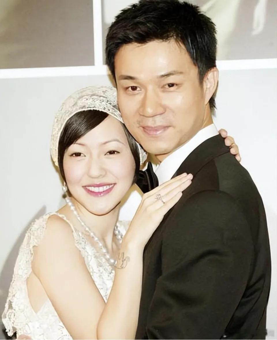 #小S自曝因结婚放弃国标# 

小S又在节目里讲自己为家庭牺牲了什么。

当然，这种牺牲是有目共睹的，但是一个女人反复在镜头前讲自己牺牲了什么，不是在炫耀付出，是在喊话。

喊给谁听？喊给那个枕边人听。

但枕边人给不了她这个确认。如果她在婚姻里被滋养得好，她不需要讲。

因为被爱够了的人，不 ​