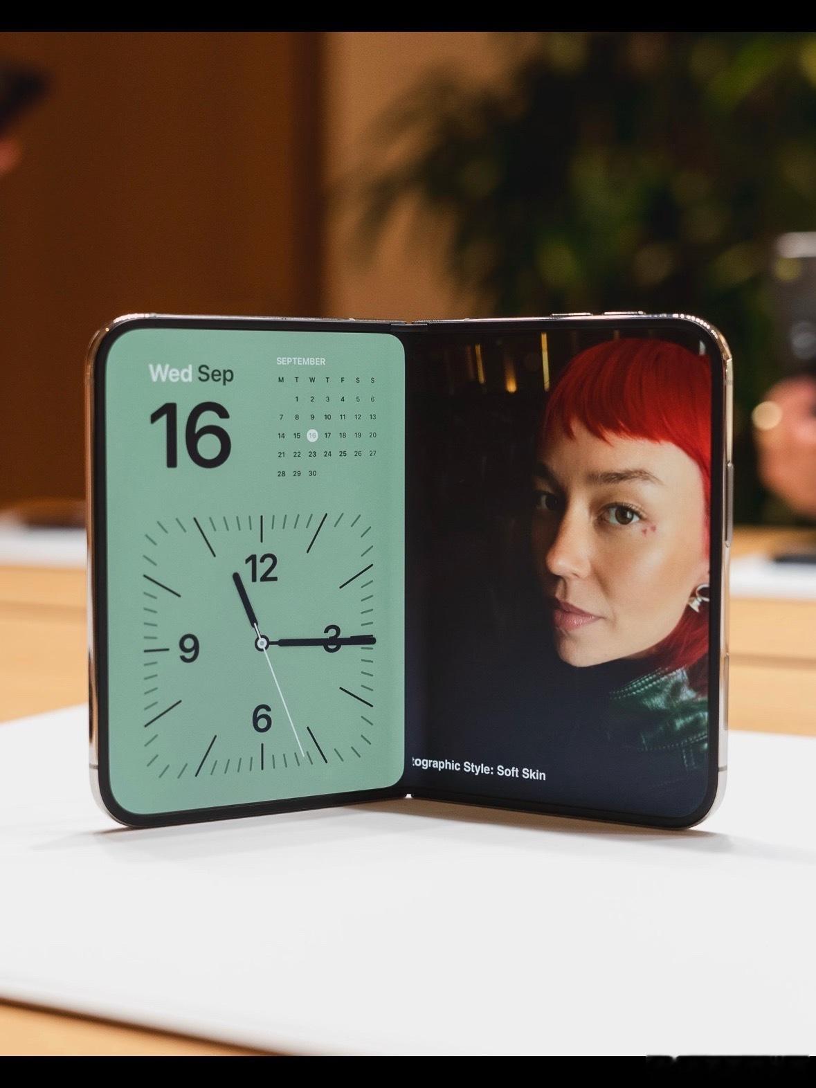 iPhone Duo这波溢价暴跌，纯粹是黄牛自己把盘子砸了。前期放出来的几万块天价，
很多是左手倒右手喊出来的假象，根本没几笔真实成交。等大家发现富士康备货其实跟得上，门店分货也没那么抠搜，
恐慌性抢购一停，黄牛为了回笼资金只能互相踩踏。
说白了，稀缺性是装出来的，价格自然崩得快。 ​
