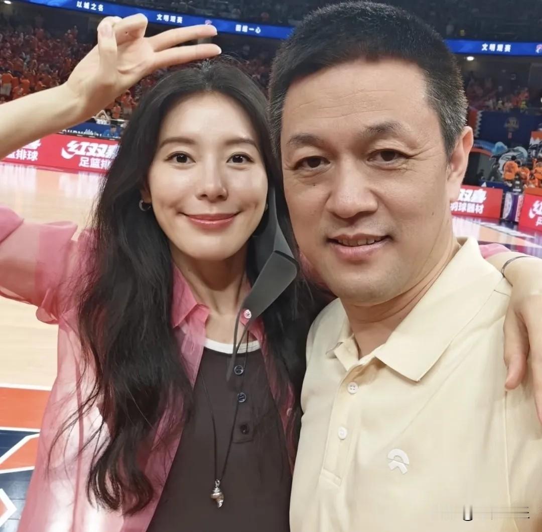蔚来老板娘王屹芝晒国庆家庭出游，李斌开车带着老婆孩子去西藏林芝，俩儿子因为高原反应一直吐，一家四口不到24小时就从林芝回到了成都。
林芝海拔约3100米，普通大人或许还能扛一扛，孩子却只能遭罪。两口子在途中轮换开车，一路上有说有笑，没有老板派头，只有普通爸妈在硬撑。
这画面让人想起一年前，李斌自己去