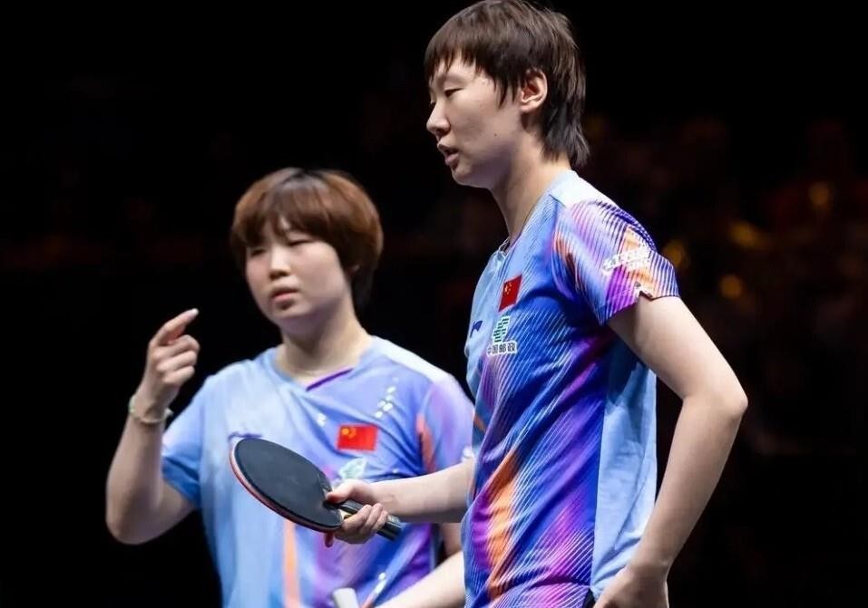 王曼昱/蒯曼与张本美和/早田希娜会师中国大满贯女双决赛，中日争冠再度上演。半决赛里，王曼昱/蒯曼3-1拿下陈熠/李益惠，张本美和/早田希娜同样3-1淘汰王艺迪/姜依依，两对组合一路杀到最后。说实话，这场决赛最值得看的不是谁名气大，而是两对组合都在用“以老带新”的方式磨合。王曼昱带着蒯曼，靠的是国乒体