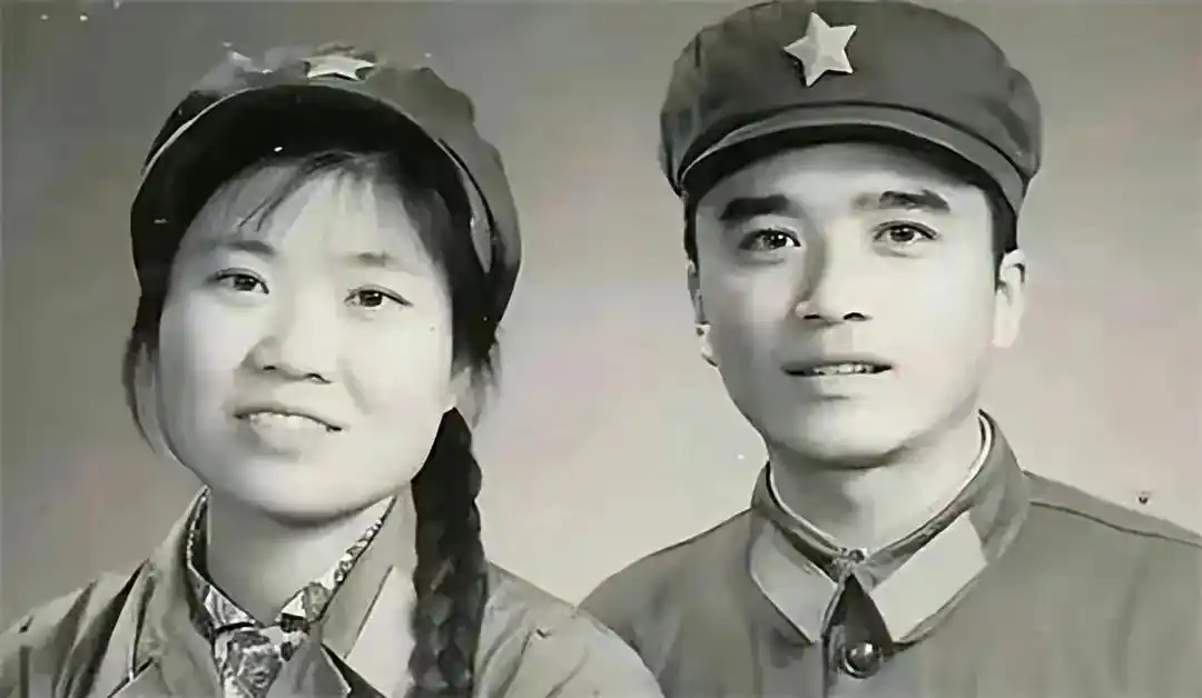 1972年，21知青李文忠救起一名11岁的落水女孩。然而，女孩竟认真地对他说了一句：“你别结婚，等我长大了，我就给你当媳妇儿！”

这句稚气满满的话语，落在在场村民耳中，只当是孩童随口的戏言。围观的乡亲纷纷笑着打趣，感慨小孩子心思纯粹，不懂人情世事，转瞬便会抛之脑后。李文忠看着眼前面色依旧苍白、眼神