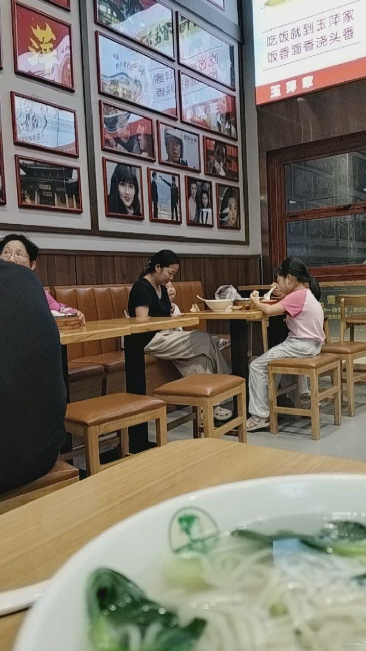 好喜欢，任贤齐
在这吃饭，店家放这歌呢
伤心太平洋 ​